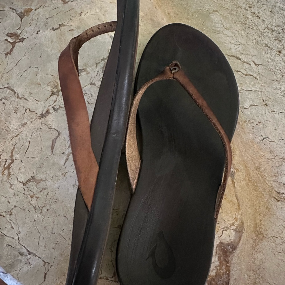 OLUKAI Ho'opio Leather Flip-Flop Slides, size 7 - Picture 2 of 3